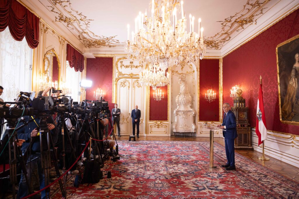 Bundespräsident Van der Bellen bei der Beauftragung zur Regierungsbildung 22. Oktober 2024 vor den Kameras