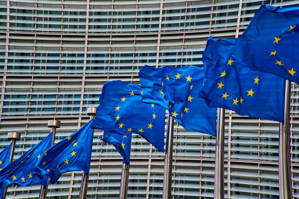 EU Flaggen vor dem Kommissionsgebäude in Brüssel