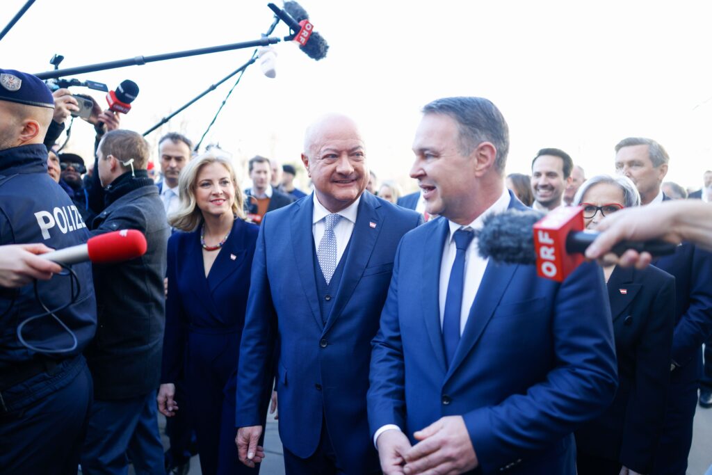 Christian Stocker, Andi Babler (SPÖ) und Beate Meinl-Reisinger bei der Angelobung